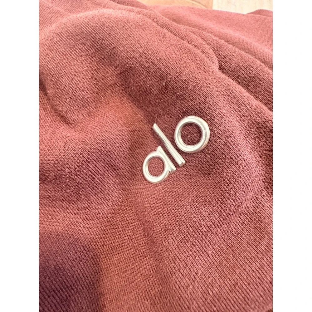 Alo Yoga Accolade Sweatpants Mahogany Brown Burgundy Fleece Joggers Chrome Logo